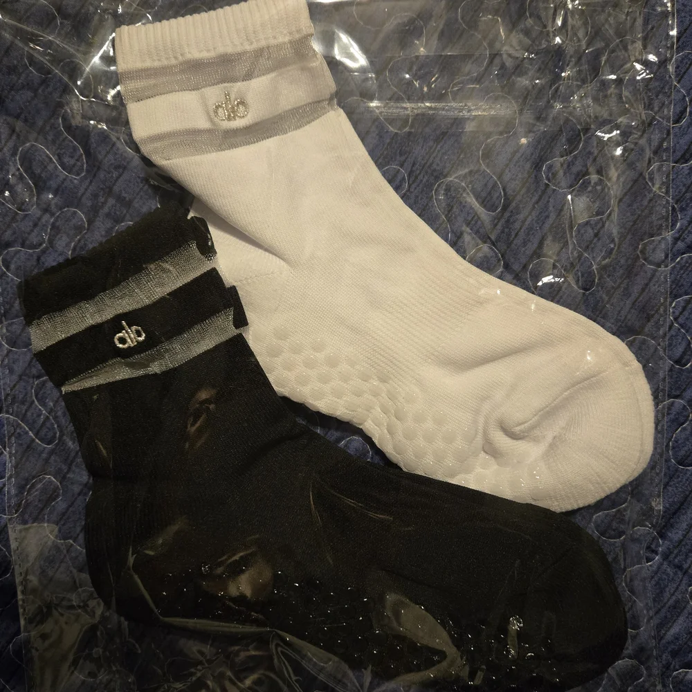 Alo Yoga Women's Pulse Grip Socks - White&Black Pair(2 For 1 Deal) - Picture 4 of 4